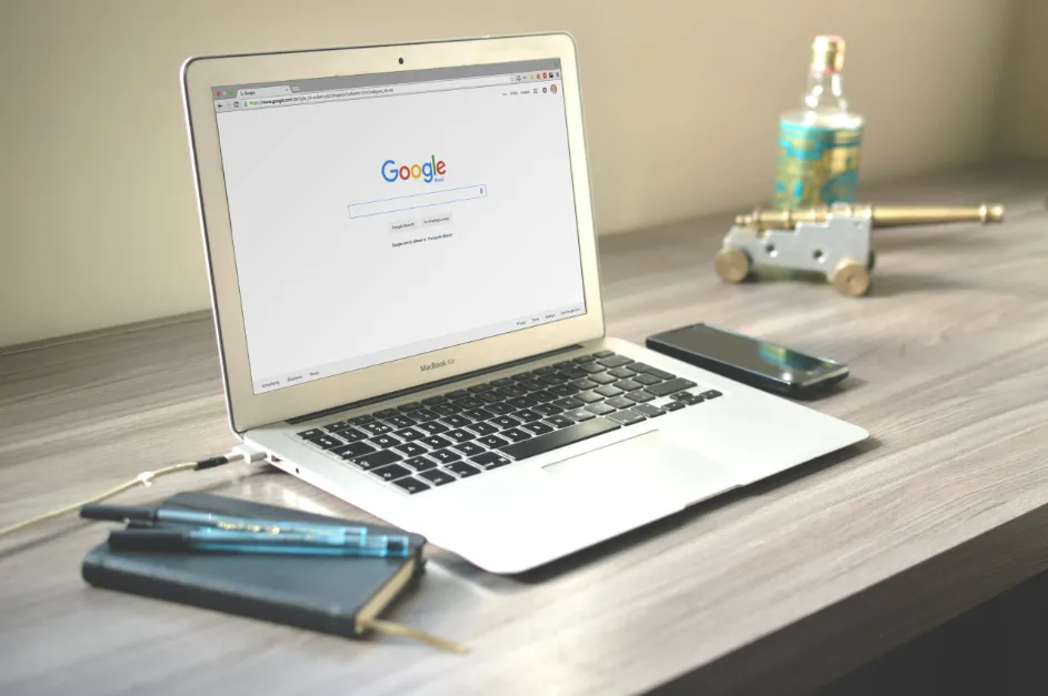 Laptop menunjukkan laman pencarian Search Engine Google