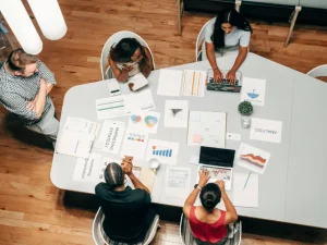 Pekerja di digital marketing agency sedang melakuikan rapat.