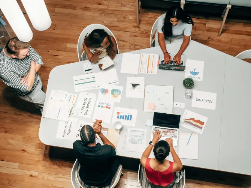 Pekerja di digital marketing agency sedang melakuikan rapat.