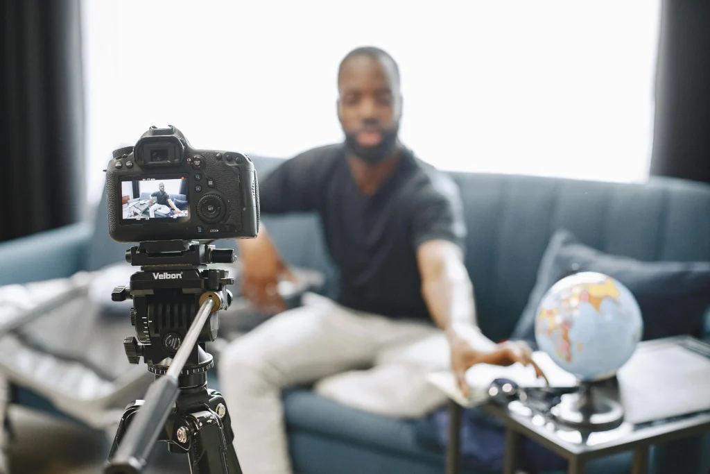 Ilustrasi seorang owner usaha yang sedang membuat konten